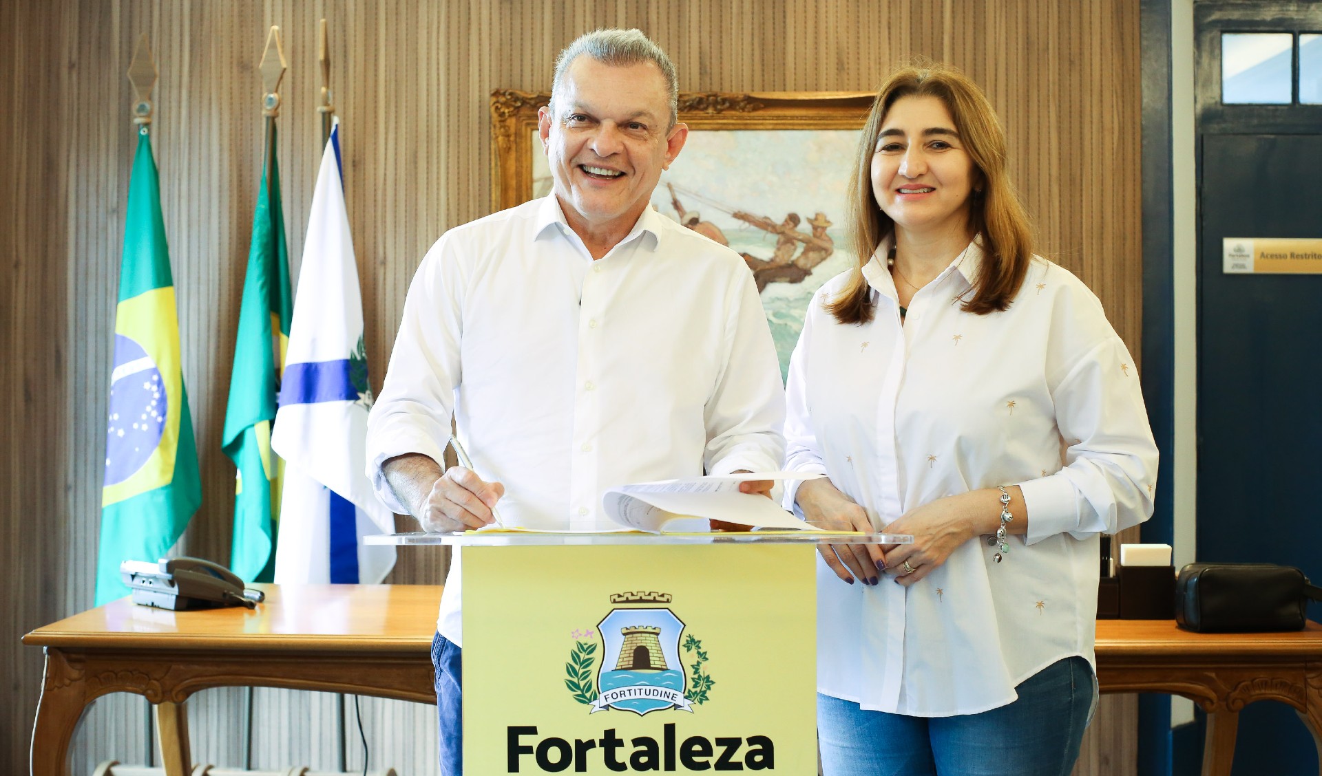 sarto e dalila posam para a foto no gabinete dele